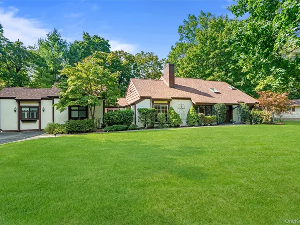 1 W Gate Drive, Huntington, NY 11743
