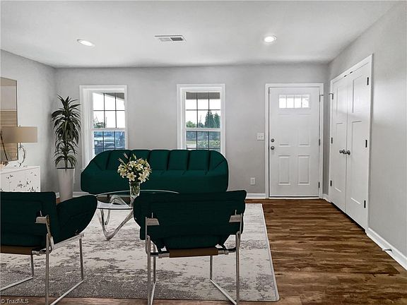 3rd image of 1541 Summit Ave