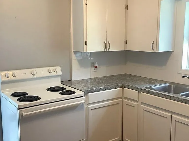 221 SE Wilshire Ave — Photo 3