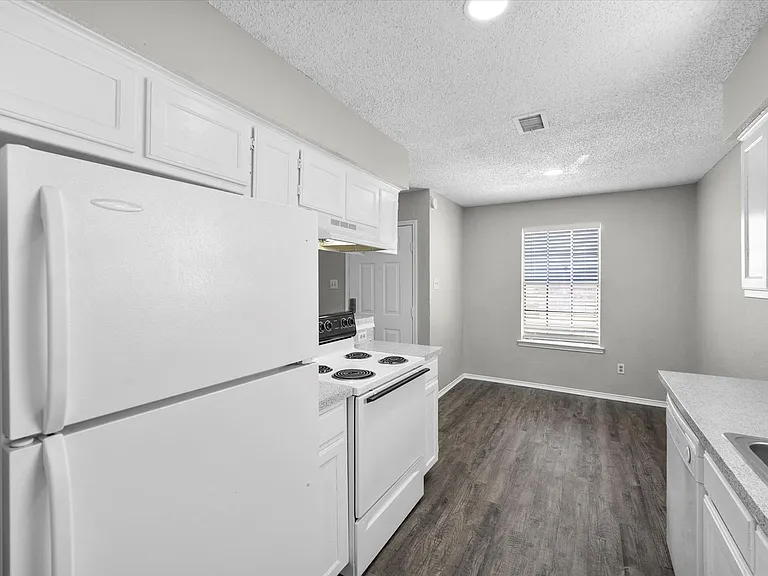 606 Kings Way Dr — Photo 15