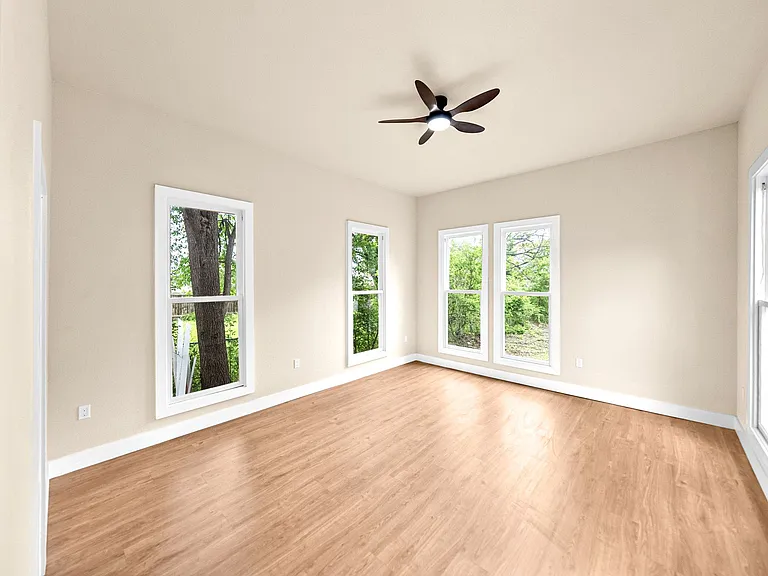 1122 N Pine St — Photo 22