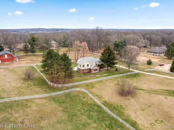 960 Adams Rd, Milford, MI 48381