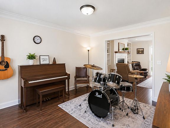 3rd image of 300 Juniper Dr