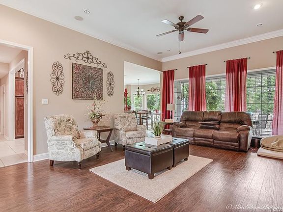 4th image of 387 Saint Charles Blvd