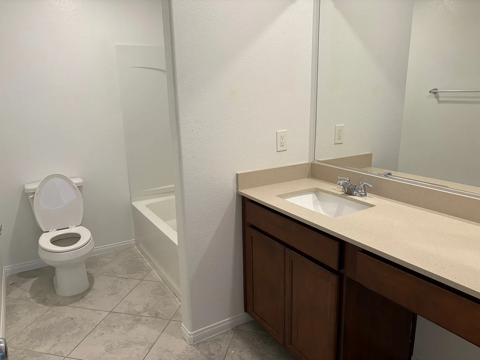 5 bed, 3.0 bath, 2469 sqft, $2,600 — Photo 3