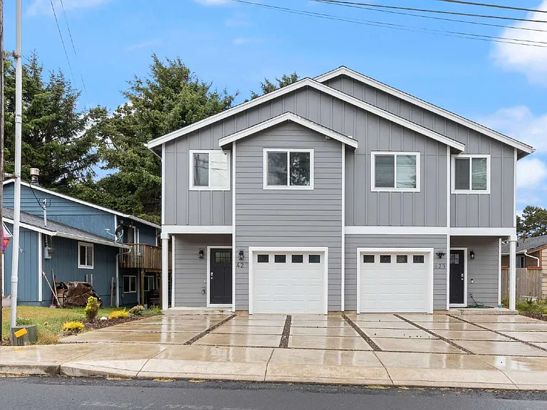 427 SE Inlet Ave — Photo 1