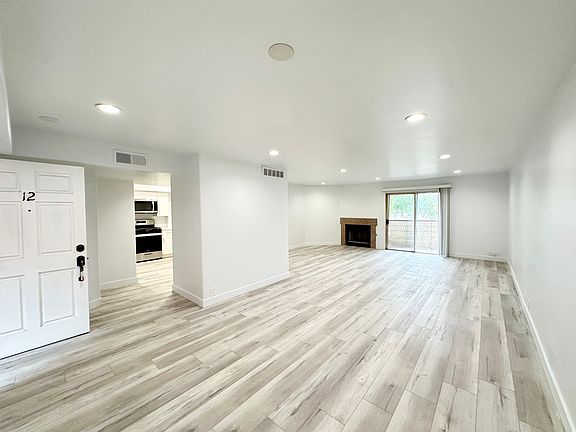 3rd image of 1752 N Mariposa Ave #12