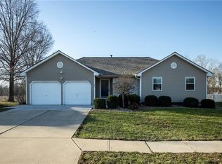 817 Stone Brook Dr, Grain Valley, MO 64029