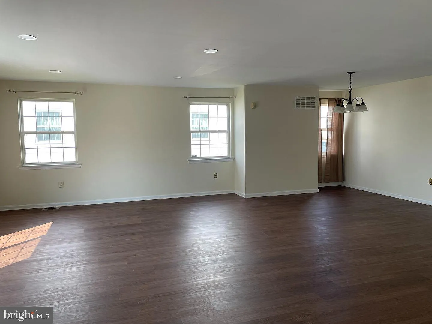3 bed, 2.5 bath, 2140 sqft, $3,000 — Photo 2