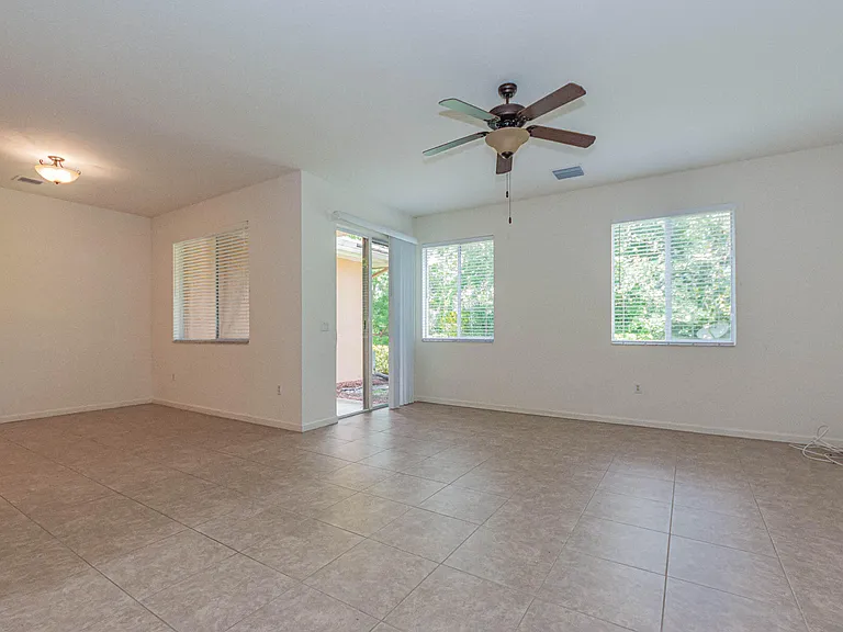 2563 Stockbridge Sq SW — Photo 3