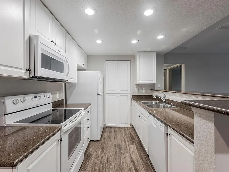 Sycamore Canyon Apartments — Photo 29
