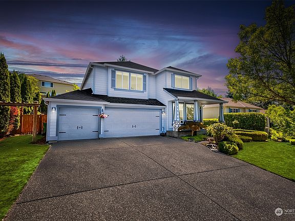 Lovely low maintenance landscaping (lots of suculants throughout)>