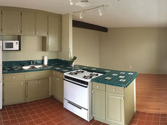 Kitchen: NOTE: new stove installed in a few days