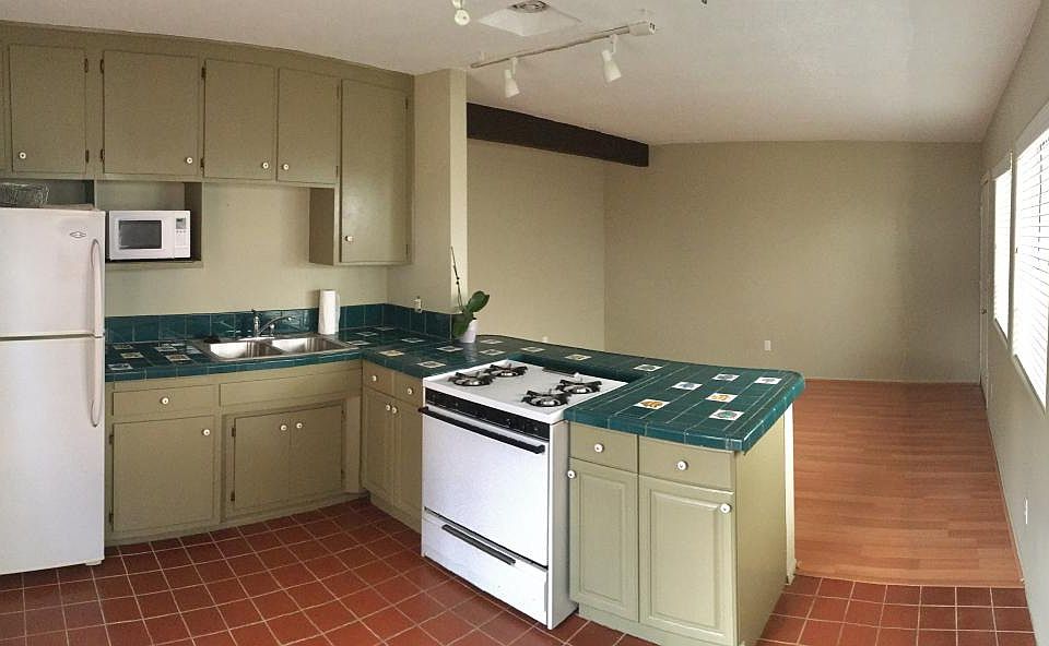 Kitchen: NOTE: new stove installed in a few days