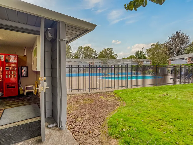 Stafford Court Apartments — Photo 25