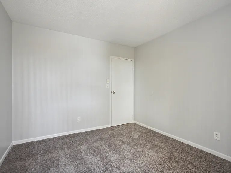 Golden Hill Apartments — Photo 33