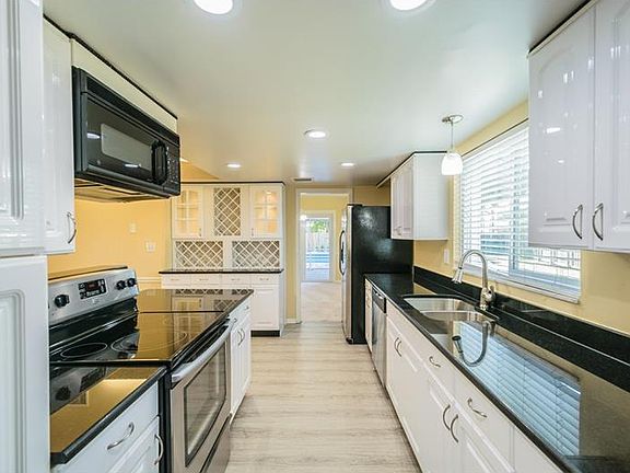 3rd image of 8402 Quartz Pl