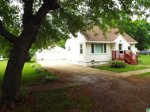 985 Cherry St, Ocheyedan, IA 51354