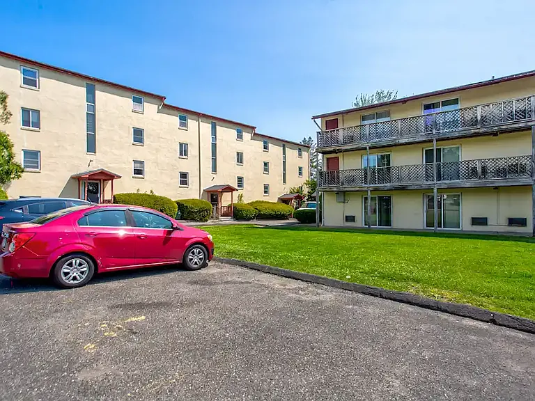 Hillcrest Apartments — Photo 16