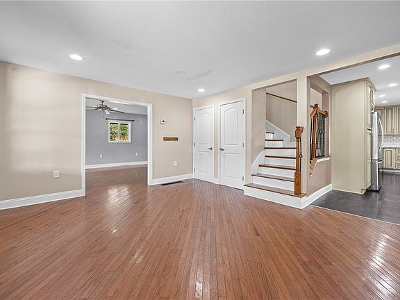 4th image of 11560 Maple Ave