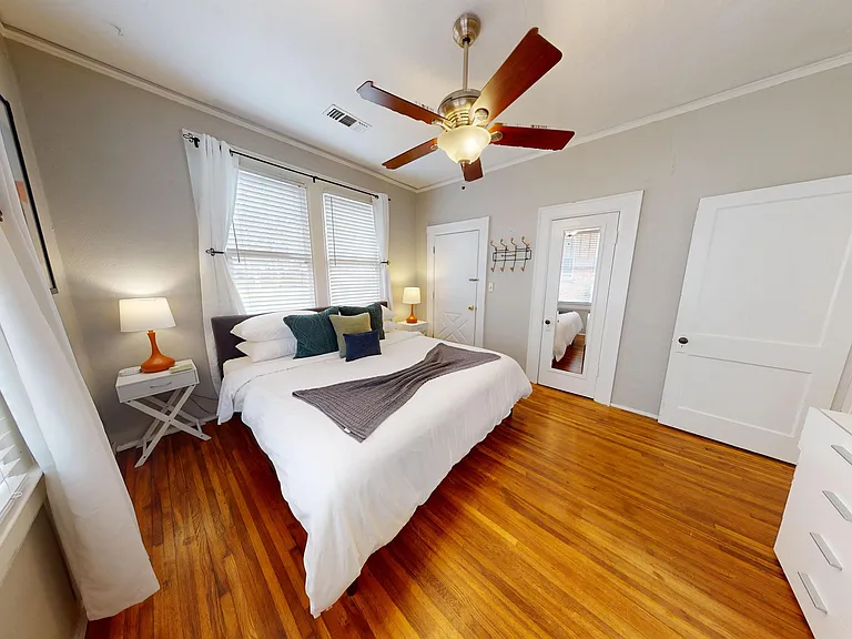 1827 Capitol Ave — Photo 16