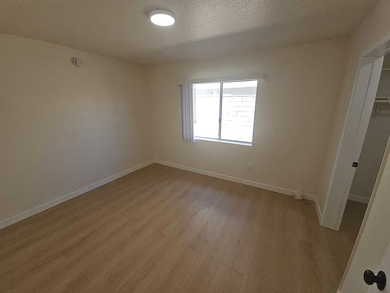 Riverton Ave — Photo 24