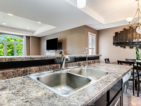4th image of 211 Dieppe Cres