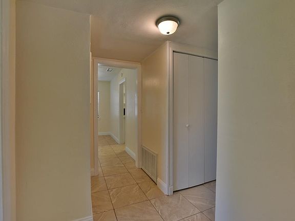 4th image of 11 Laurie Dr NE