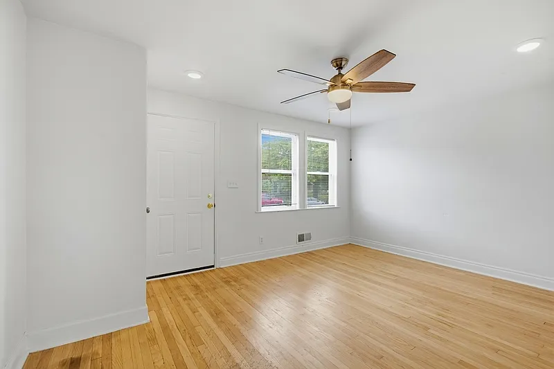 2 bed, 1.0 bath, 1120 sqft, $1,650 — Photo 3