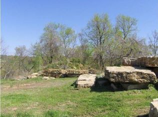6123 S National Dr, Parkville, MO 64152