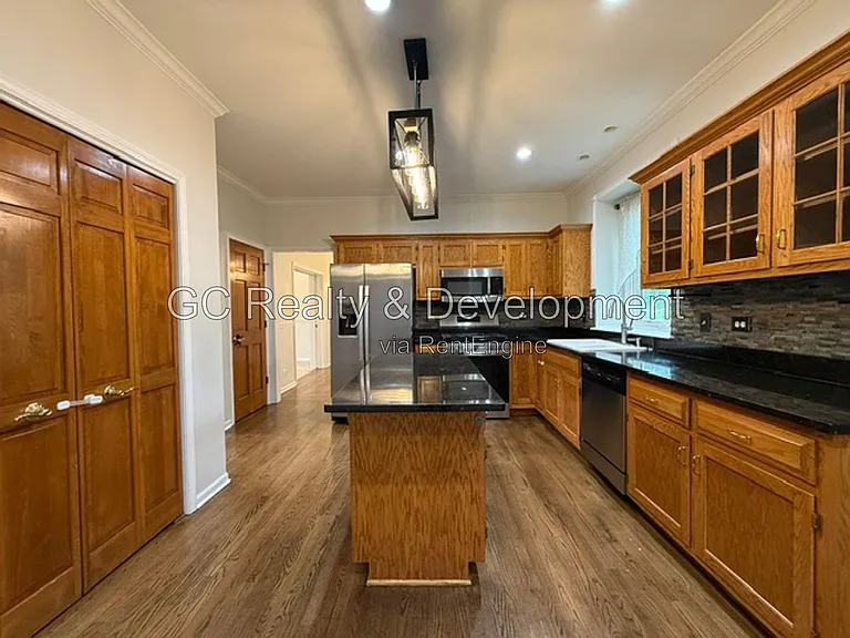 882 Clarendon Ln — Photo 8