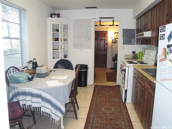 3rd image of 605 NW 31st Pl