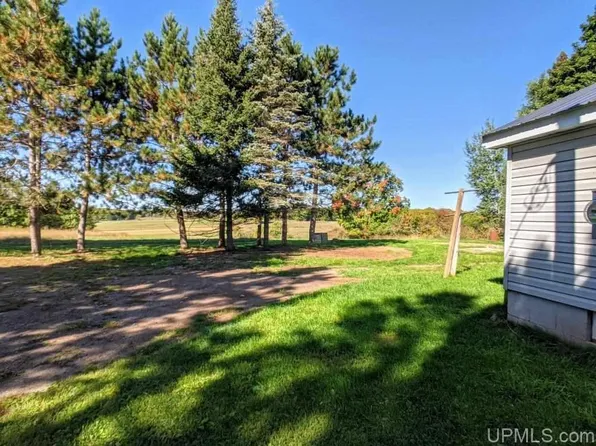 204 N Hill Rd, Iron River, MI 49935