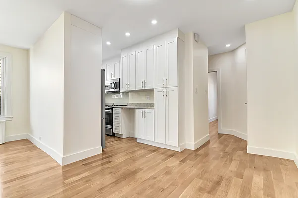 Rented by Halvatzis Realty | media 13