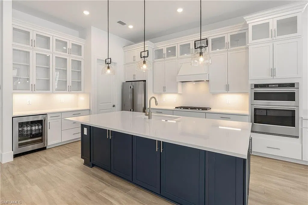 3 bed, 3.0 bath, 2658 sqft, $7,200 — Photo 3