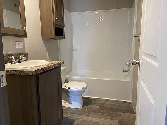 4th image of 19 Pine Ave #19