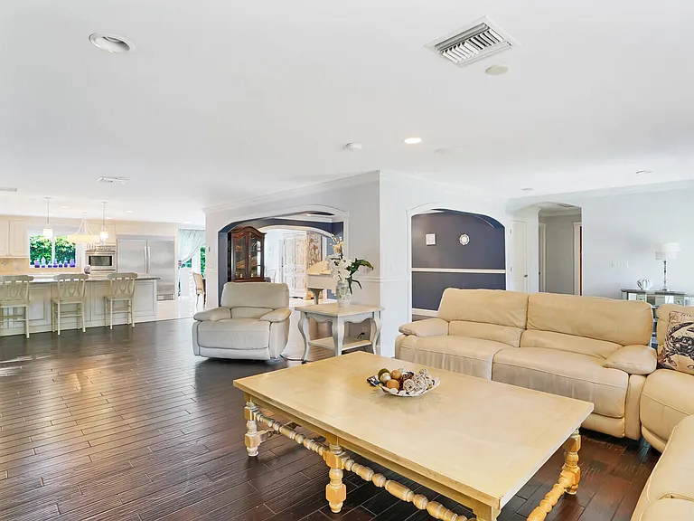 17 E Ocean Ave — Photo 6