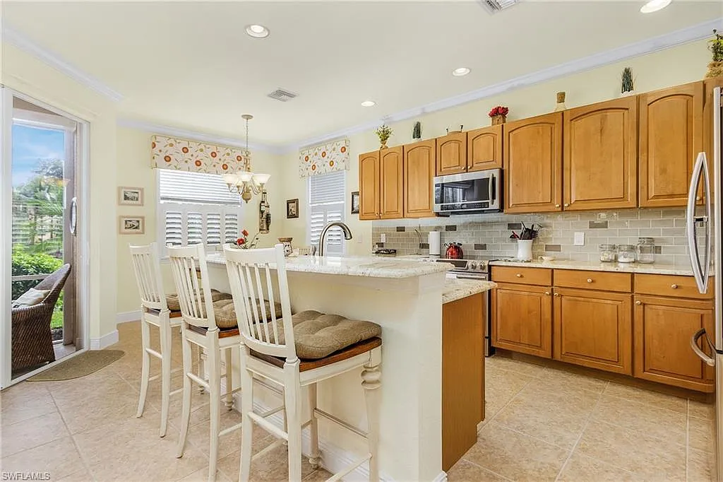 2 bed, 2.0 bath, 1637 sqft, $5,500 — Photo 3