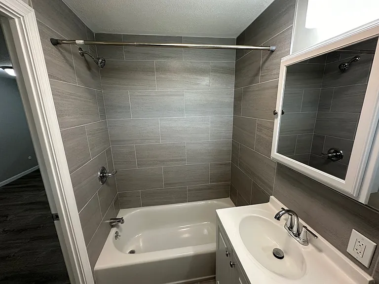 Crestwood Apartments — Photo 21