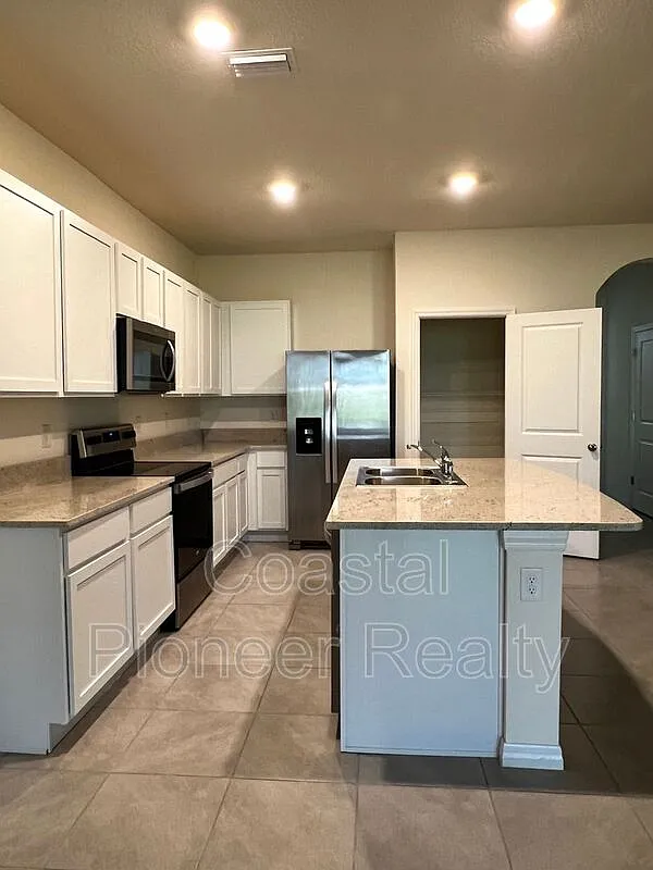 3 bed, 2.5 bath, 1673 sqft, $1,700 — Photo 4