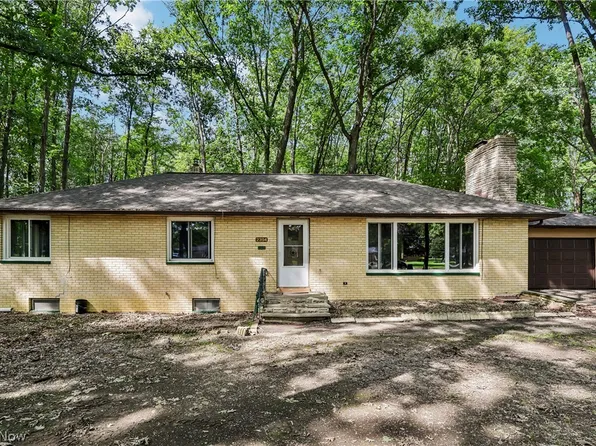 2394 Dentzler Rd, Parma, OH 44134