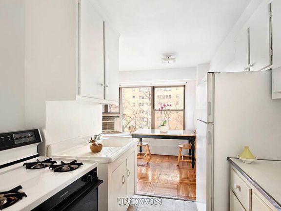 3rd image of 130 Saint Edwards St APT 4C