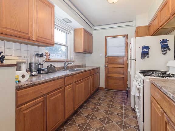 4th image of 7925 W Belmont Ave