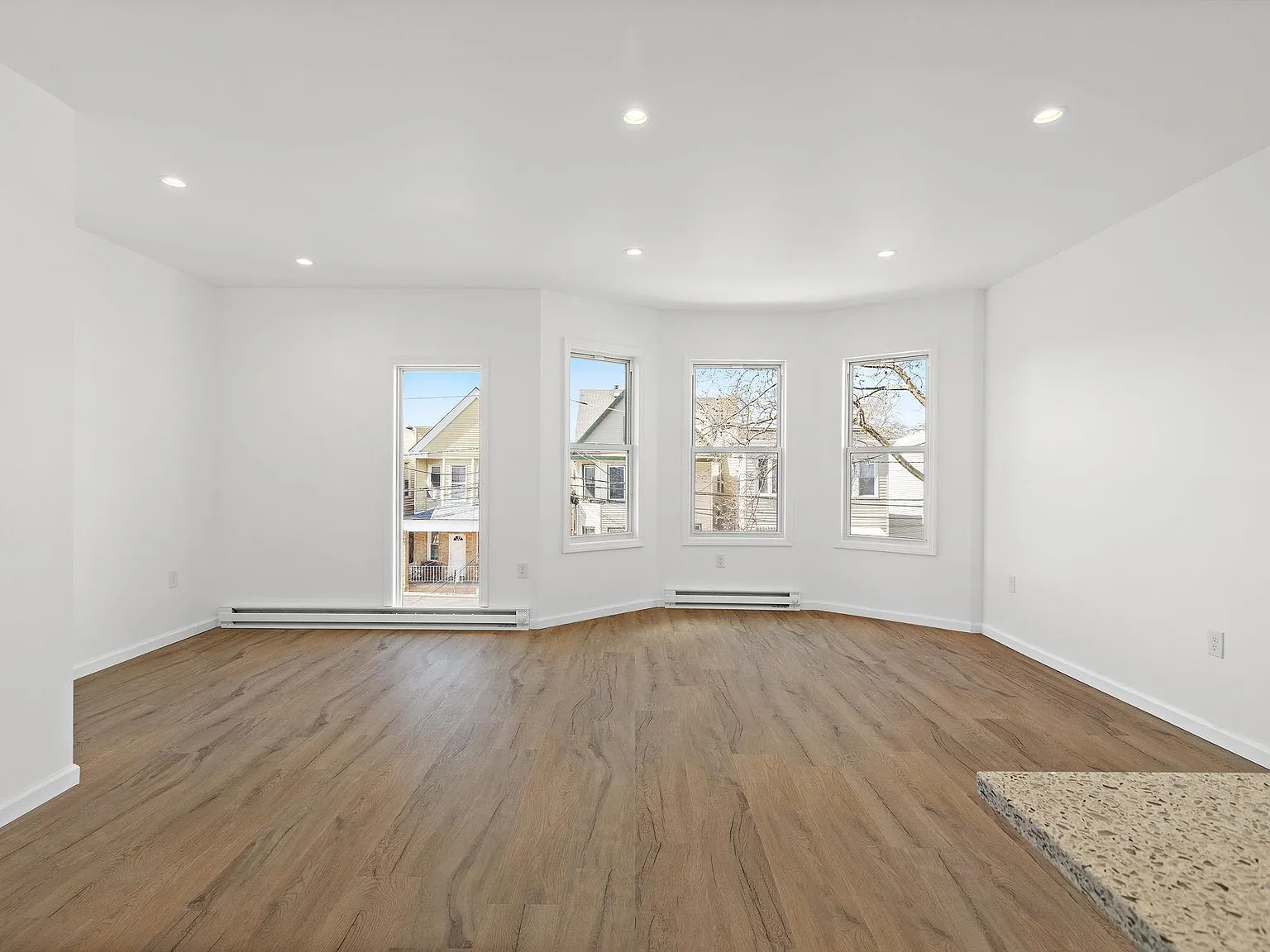 3 bed, 2.0 bath, 1250 sqft, $3,000 — Photo 3