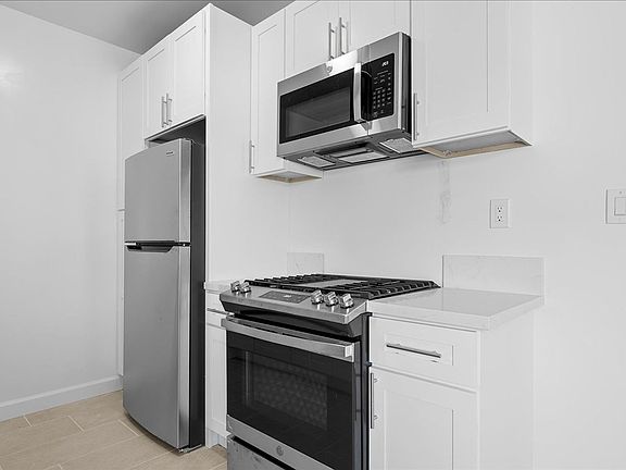 4th image of 2464 Penmar Ave APT 11