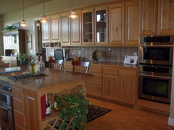 Gourmet Kitchen w Jenn-Air appliances