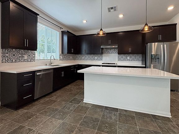 5th image of 1685 Camellia Ln