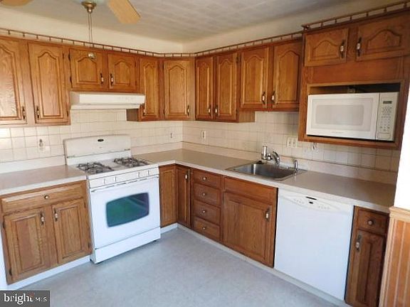 4th image of 1286 Puritan Ave