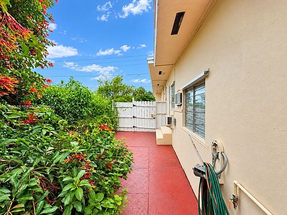 5th image of 1536 SW 22nd Ave