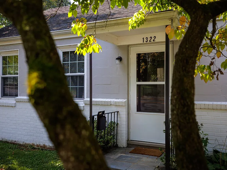 1322 Chesapeake St — Photo 2